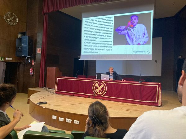 Daniele Giuliani durante la Conferenza in Pedagogia Teatrale a Madrid